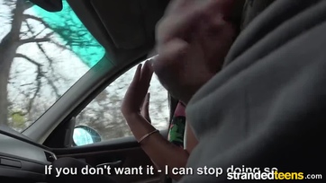 Magyar csábos tini csaj a autóban szopikál Thumb
