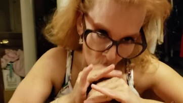 Szemüveges tanítónő szopkodja a tini srác fütyijét Thumb