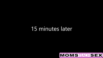 A mázlis legény közvetlenül a csöcs-tuningos nevelőanyuja után megkuffantotta a mostohahúgát is Thumb