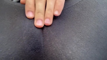 Úgy begerjedt a tüneményes leányzó a közparkban hogy a leggingjében ugrándozott az erektált fütyülőmön Thumb