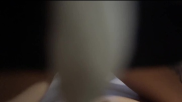 Elővette a falloszomat a boxeremből és elkezdett rajta szaxizni a félpucér nejecském Thumb