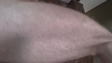 Habozás nélkül beverte a termetes dákóját a nőcskéje seggébe majd lecsúsztatta a torkán Thumb